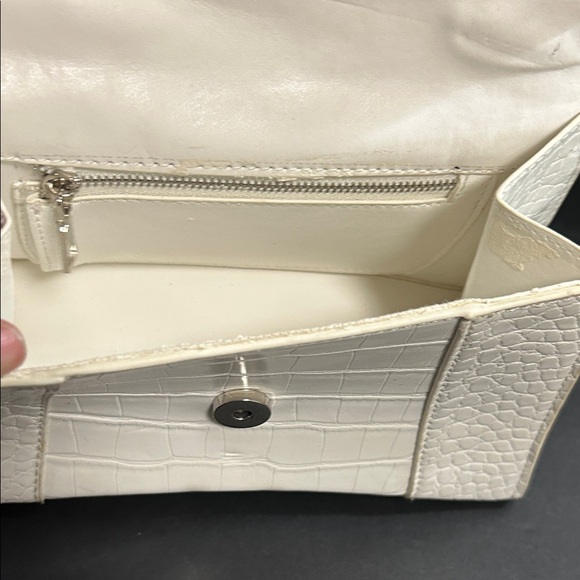 Chic White Croc-Embossed Satchel - Picture 10 of 13